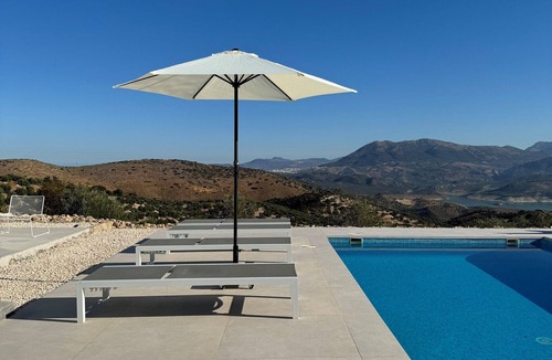 Iznajar Villa | Casa Horizonte, Stylish holiday home with panoramic views in Andalusia