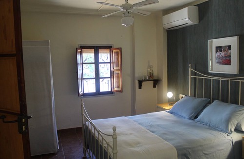 Almedinilla Bed & Breakfast | Casa La Nuez B & B, spacious bathrooms, free WiFi, terrace, swimming pool, garden
