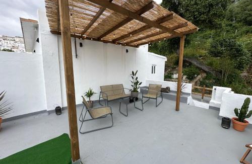 Alcala de los Gazules Apartment | Casa Los Alcornocales - Terraza Privada con Chillout y Comedor al Aire Libre