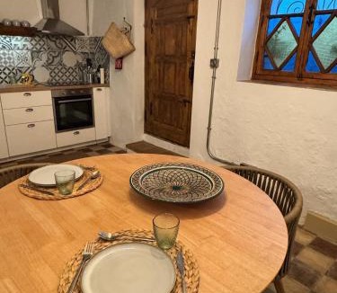 Comares House | Casa Maroto - Boutique Stay in het hart van Comares, Airco, Rooftop terras, uitzicht op zee en bergen, gratis wifi