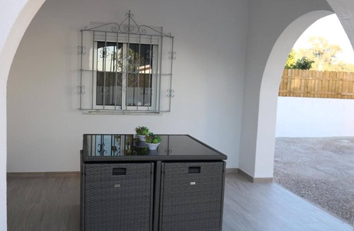 Los Naveros House | Casa Naveros – Spacious Holiday Home with Private Garden