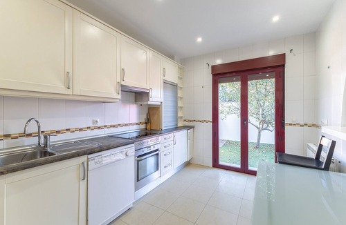 San Rafael House | Casa Nootka with Mountain Views, Private Garden, and Barbecue