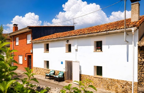 Cebanico House | Casa Picos de Europa, Riaño: Rural House with Wi-Fi in a Natural Setting
