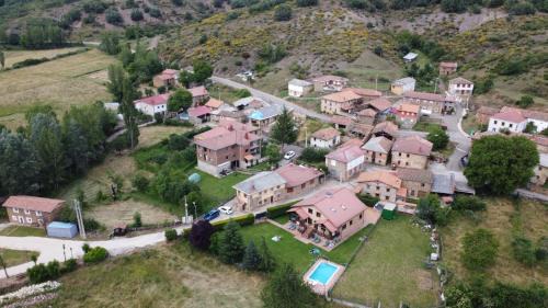 San Martin de Valdetuejar Apartment | Casa rural casa lara piscina jardin Lara