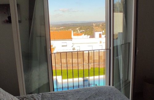 Segura de Leon House | Casa Rural con Chimenea en Dormitorio, y Sala de Juegos. Con Piscina en Verano!