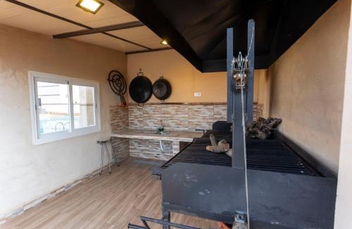Mascaraque Villa | Casa Rural El Abuelo Mauri en Toledo ,finca privada sin vecinos, piscina y total libertad