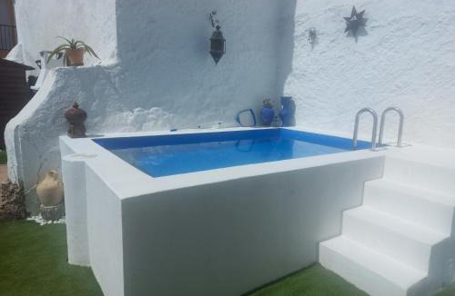 Benadalid House | Casa rural El Patio con chimenea, barbacoa, piscina, patios exteriores para sus mascotas de manera gratuita