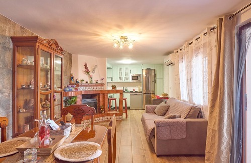 Zuheros House | Casa Rural Emma: Mountain Views, Pool & Air Conditioning