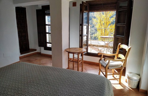 Guejar Sierra House | Casa Rural in con 3 Haitaciones con Baño Privados, Cocina y Salon Compartido