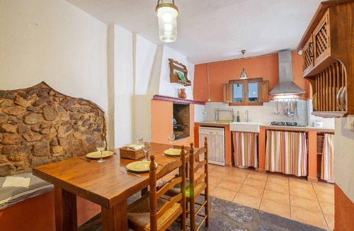 Calabazares House | Casa Rural La Trastienda: mountain views, private pool, Wi-Fi
