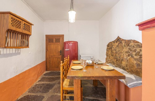 Calabazares House | Casa Rural La Trastienda: mountain views, private pool, Wi-Fi
