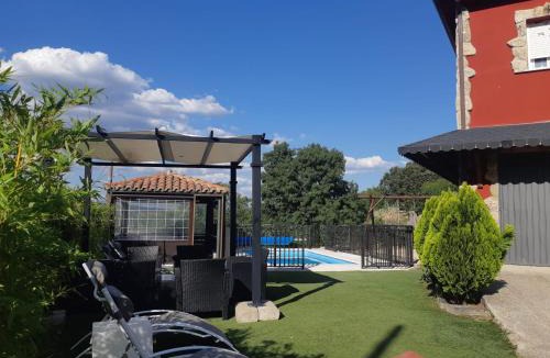 Burgohondo Villa | Casa Rural La Casita Roja
