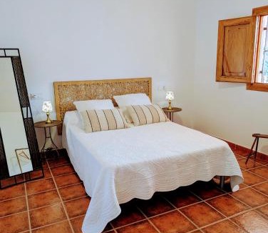 Ohanes Bed & Breakfast | Casa rural para 4 personas, 2 dormitorios y terraza sombreada - El Cortijo Escondido Adults Only , La Uva