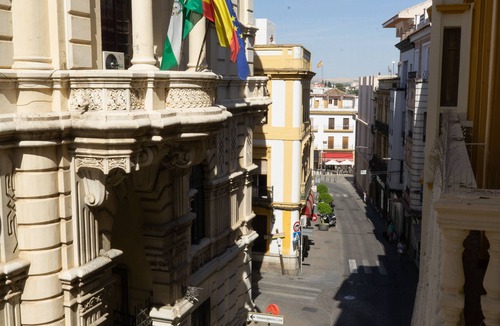 Distrito Centro Apartment | Central floor of 123 m. with parking, air-conditioned, wifi, next to the town hall.