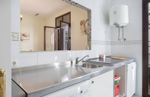Jerez de la Frontera Old Town Apartment | Centrica Jerez Apartment with Shared Terrace, Wi-Fi, and Air Conditioning