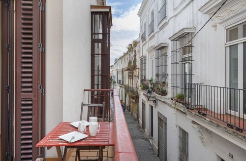 Jerez de la Frontera Old Town Apartment | Centrica Jerez Apartment with Shared Terrace, Wi-Fi, and Air Conditioning