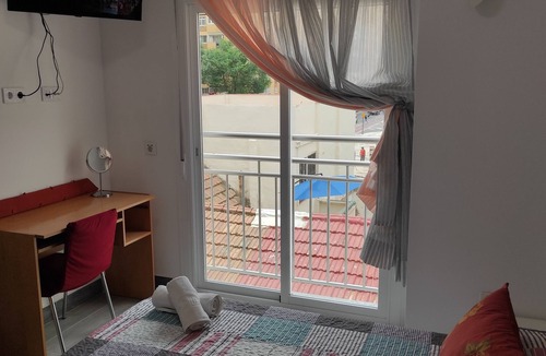 Regio House | Cerca de la Playa,centro y Estación de Tren. Casa de 2 Plantas en Barrio Seguro