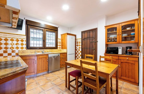 Casabermeja Ski Chalet | Chalet 'Casa Rural Paradise Holidays' with Mountain View, Pool, Wi-Fi and Air Conditioning