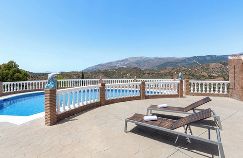 Sayalonga Ski Chalet | Chalet Encantador en Málaga con Piscina y Chimenea