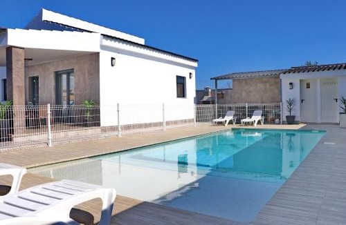 Conil de la Frontera Ski Chalet | Chalet moderno con pisicina