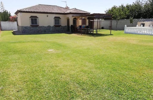 Chiclana de la Frontera Villa | Chalet 'Tu Limonero' with Private Pool, Wi-Fi, and Air Conditioning