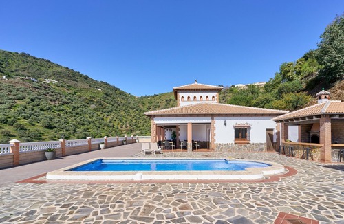 Sayalonga Villa | Chalet 'Villa Alejandro En Sayalonga' with Mountain View, Wi-Fi and Air Conditioning