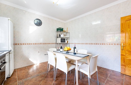 Benamocarra House | Chalet "Villa Cañete" with Mountain Views, Terrace, Jacuzzi & Wi-Fi