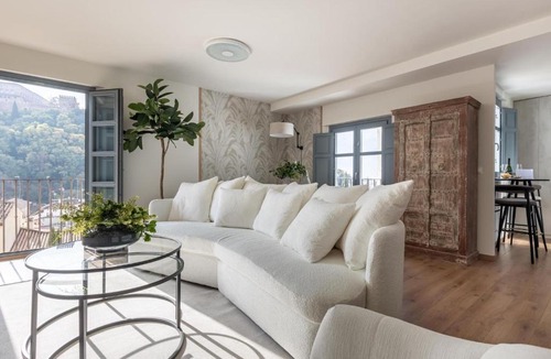 San Pedro Apartment | ChezmoiHomes Alhambra Dream