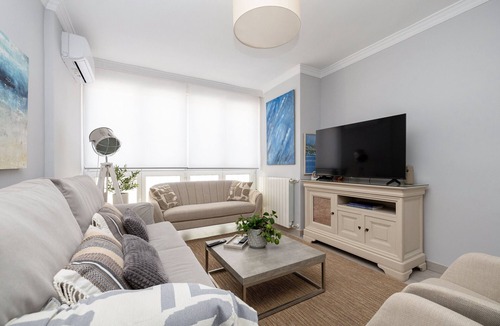 Figares Apartment | ChezmoiHomes Plaza de Gracia with parking