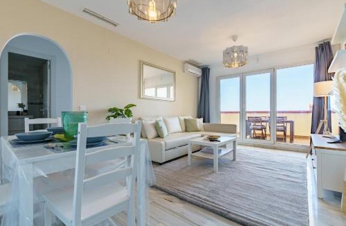 Torrequebrada Apartment | Chic Beachfront Flat with Amazing Sea Views and Private Indoor Parking