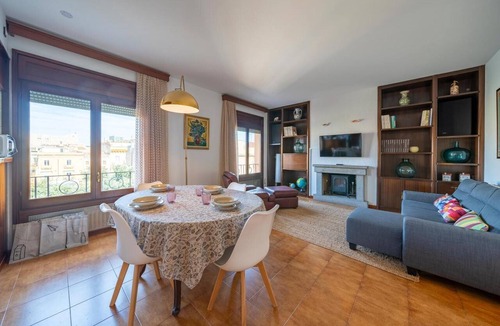 Figueres Apartment | Classic Can Jeroni Apartment with Private Terrace, Wi-Fi & Air Conditioning