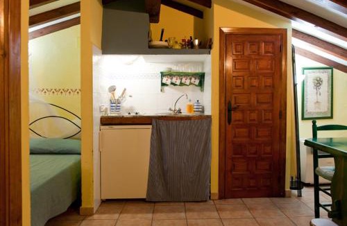 Robledillo de Gata Apartment | Comfortable Apartment in Robledillo de Gata with Balcony and View