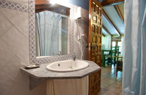 Robledillo de Gata Apartment | Comfortable Apartment in Robledillo de Gata with Balcony and View