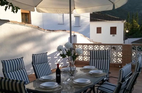 Benamahoma Villa | Comfortable village house with swimming pool and walled garden