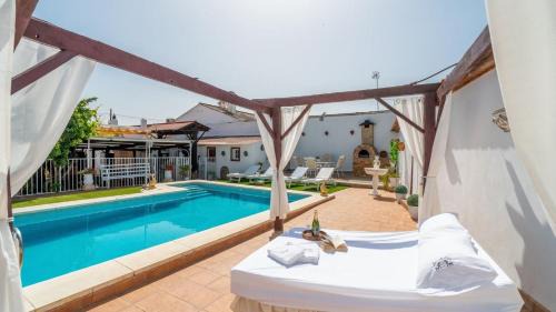 Penaflor Villa | Cortijo Los Mellizos Penaflor by Ruralidays