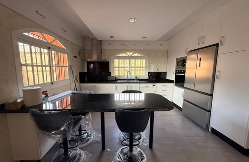 Estepona Ski Chalet | Cortijo Valadez - Encanto rural con piscina, jacuzzi y vistas en Casares