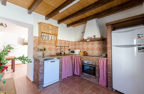 Mondron Cottage | Cortijocabrill Located between the beach and the mountain. Ideal for families and groups