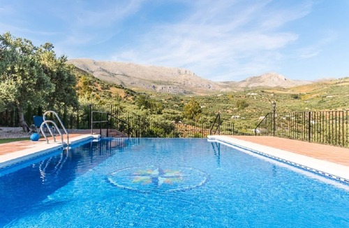 Mondron Cottage | Cortijocabrill Located between the beach and the mountain. Ideal for families and groups