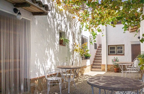 Tozar Cottage | Cosy Cottage, With Access to Large Private Pool, in Great Countryside. Explore!