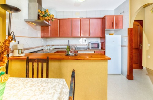 Conil de la Frontera City Center Apartment | Cosy holiday flat with balcony