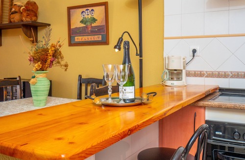 Conil de la Frontera City Center Apartment | Cosy holiday flat with balcony