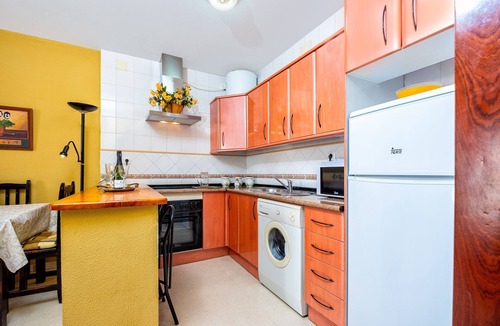 Conil de la Frontera City Center Apartment | Cosy holiday flat with balcony