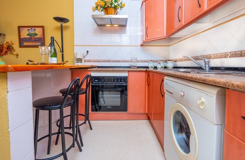 Conil de la Frontera City Center Apartment | Cosy holiday flat with balcony
