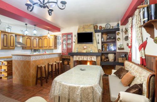 Archidona House | Cosy holiday home in Villanueva de Tapia with garden