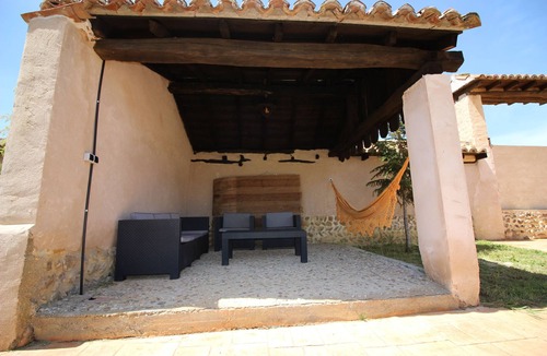 Villota del Paramo House | Cottage for large groups with a large patio and barbecue