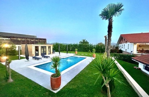 Erandio Ski Chalet | Country home with a pool, 7 minutes from Bilbao and 7 minutes from the beach