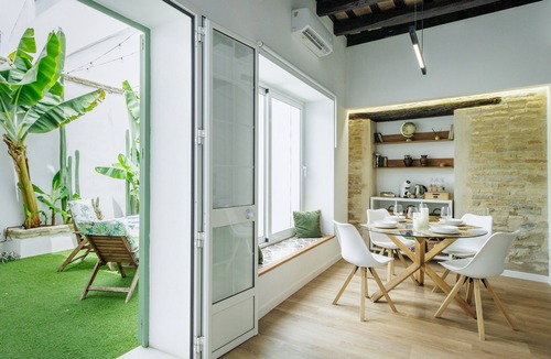 Arahal House | Country House 'Casa En El Centro De Arahal' with Private Terrace, Wi-Fi and Air Conditioning