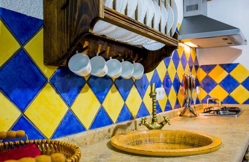 Castillejar House | Country House 'Cueva 1 Con Jacuzzi' with Mountain View, Shared Pool and Wi-Fi