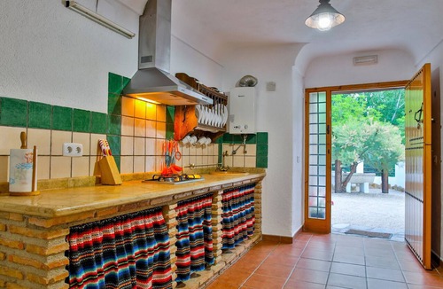 Castillejar House | Country House 'Cueva 2' with Mountain View, Shared Pool and Wi-Fi