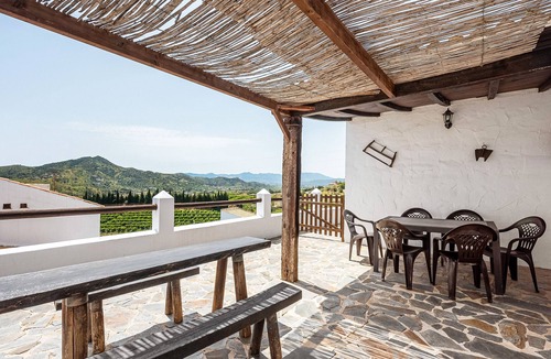 Almogia House | Country House 'El Granero' with Lake View, Shared Pool and Wi-Fi